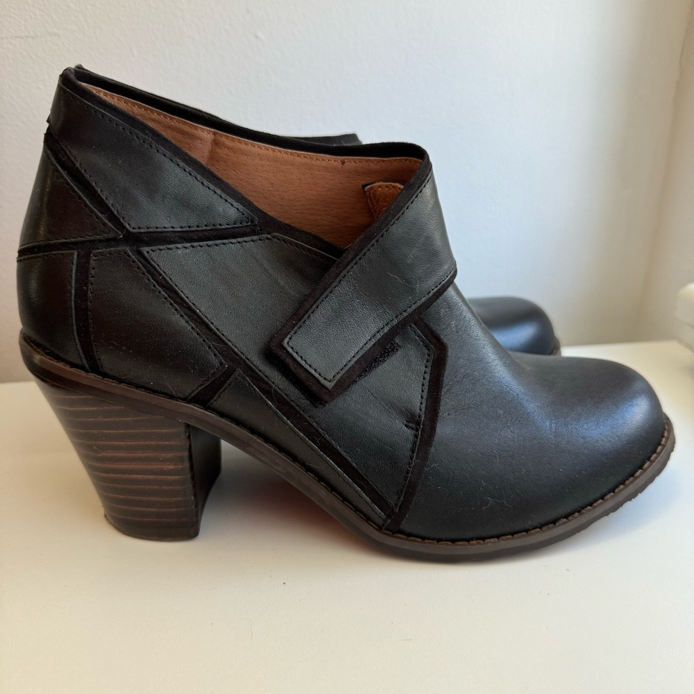 Esska black Bono bootie with Velcro closure, Size 39 EU/8 US